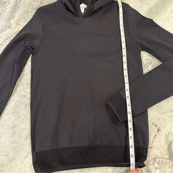 Fabletics Megan Seamless Pullover Black Stretch Hoodie Mesh Hem Cuff
Size Small - Picture 10 of 11